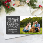 Vintage Christmas Chalkboard Calligraphy Foto Feiertagskarte<br><div class="desc">Mit dieser lustigen Urlaubskarte,  die ein skurriles Weihnachtstypografie/Kalligrafie-Design,  Ihr Foto,  Ihren Namen und das Set des Jahres vor einem schwarzen Chalkboard-Hintergrund enthält,  verteilen Sie Ihren Feiertagssaufenthalt. Feierlich und unterhaltsam,  doch einfach und klassisch mit einem Vintagen Gefühl,  es wird bestimmt Freunde und Familie lächeln.</div>