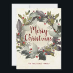 Vintage Christmas Green Holly Berry Wreath Feiertagskarte<br><div class="desc">Verpassen Sie einen personalisierten Urlaub in dieser Weihnachtszeit mit einer unserer botanischen Flachkarten . Dieses Design ist mit einem Aquarellkranz mit roten Beeren auf beigem Hintergrund gestaltet. In der Mitte in einer modernen roten Schriftzeichen-Typografie steht: "Frohe Weihnachten". Unten in rot ist Ihr Familienname und Ihre Adresse für die Personalisierung. Die...</div>