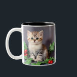 Vintage Christmas Kitten und Holly Zweifarbige Tasse<br><div class="desc">Kaffee-Tasse mit einem Weihnachtskitten und Heiligen! Ein hübsches Kätzchen mit grünen Augen Posen mit Heuschrecken. Ein fröhliches Geschenk für die Weihnachtszeit und Katzenliebhaber!</div>