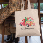 Vintage Christmas Red Truck | Familienname Tragetasche<br><div class="desc">Personalisierte Weihnachtsfeiertasche mit einem Vintagen roten LKW mit Geschenken,  Weihnachtsbaum,  Winterschnee und Familienname.</div>