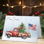 Vintage Christmas Red Truck Patriotic USA Flag Feiertagskarte<br><div class="desc">Vintage Red Truck Weihnachtskarten feiern die Ferien mit Patriotic Charm Freude und feierlichen Beifall in dieser Urlaubssaison mit unseren Vintagen Red Truck Weihnachtskarten. Diese Karten spiegeln perfekt den Geist eines rustikalen Winterwunderlandes wider und bestechen durch einen hübschen roten LKW, der mit einem Weihnachtsbaum im Hintergrund geschmückt ist, mit Set vor...</div>