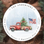 Vintage Christmas Red Truck Patriotic USA Flag Runder Aufkleber<br><div class="desc">Vintage Red Truck Weihnachtskarten feiern die Ferien mit Patriotic Charm Freude und feierlichen Beifall in dieser Urlaubssaison mit unseren Vintagen Red Truck Weihnachtskarten. Diese Karten spiegeln perfekt den Geist eines rustikalen Winterwunderlandes wider und bestechen durch einen hübschen roten LKW, der mit einem Weihnachtsbaum im Hintergrund geschmückt ist, mit Set vor...</div>