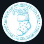 Vintage Christmas Strumpf Holiday Wish Blue Ink Runder Aufkleber<br><div class="desc">Weihnachtsfeiertag wünscht Aufkleber mit Ihrem Familiennamen in blau-stylische moderne Typografie mit einem hübschen handgezeichneten Weihnachtsweihnachtsweihnachtsweih-Strumpf. Fügen Sie einfach Ihren Namen und Text hinzu und schicken Sie Ihrer Familie und Freunden eine Liebe mit dieser perfekten Touch für Ihre Feriengäste und E-Mail! Exklusiv für Sie entworfen von Happy Dolphin Studio. Wenn Sie...</div>