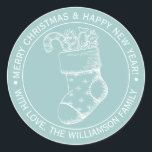 Vintage Christmas Strumpf Holiday Wish Blue Runder Aufkleber<br><div class="desc">Weihnachtsfeiertag wünscht Aufkleber mit Ihrem Familiennamen in weißer, moderner Typografie und einem hübschen handgezeichneten Weihnachtsweihnachtsweihnachtsweih auf eggshell-blauer Hintergrund. Fügen Sie einfach Ihren Namen und Ihren persönlichen Text hinzu und schicken Sie Ihrer Familie und Freunden eine Liebe mit dieser perfekten Touch für Ihre Feriengäste und E-Mail! Exklusiv für Sie entworfen von...</div>