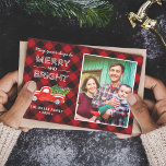 Vintage Christmas Truck Red Buffalo Kariertes Foto Feiertagskarte<br><div class="desc">Mit diesem "Red Buffalo Karo Kariert Vintage Weihnachtsbelag" können Sie Ihre Weihnachtswünsche an Ihre Freunde und Familie weitergeben | Merry and Bright Foto Holiday Card", die das Herz des Empfängers erwärmen wird. (1) Für weitere Anpassungen klicken Sie bitte auf den Link "Weiter anpassen" und verwenden Sie unser Designwerkzeug, um diese...</div>
