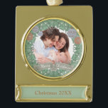 Vintage Christmas Wreath Custom Foto Banner-Ornament Gold<br><div class="desc">Dekorative und verzierte Familienporträts. Ein grüner Spitzen-Kranz mit Baubles umrahmt Ihr Foto mit zarten Schneeflocken,  die auf Ihrem Foto platziert sind. Ideal für ein Geschenk oder als Familiengepäck.</div>