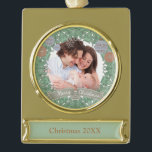 Vintage Christmas Wreath Custom Foto Banner-Ornament Gold<br><div class="desc">Dekorative und verzierte Familienporträts. Ein grüner Spitzen-Kranz mit Baubles umrahmt Ihr Foto mit zarten Schneeflocken,  die auf Ihrem Foto platziert sind. Ideal für ein Geschenk oder als Familiengepäck.</div>