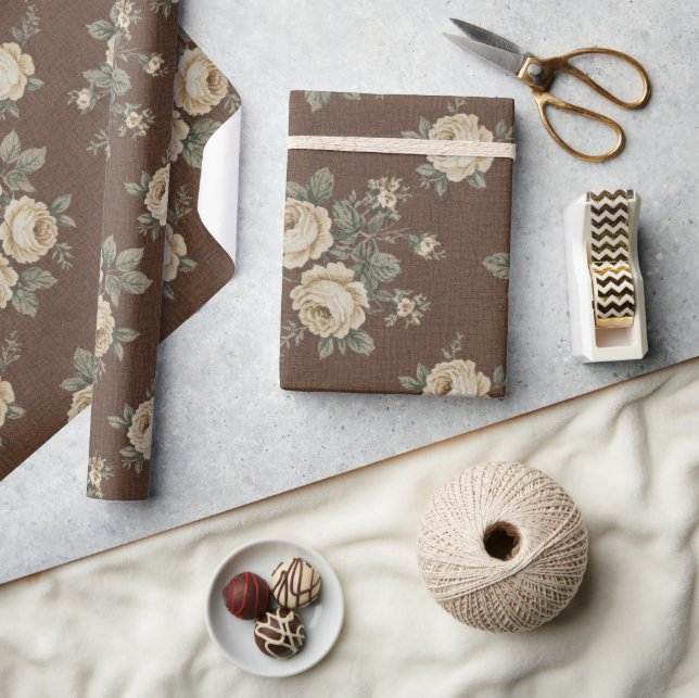 Vintage Cream Roses on Mocha Brown Pattern Geschenkpapier (Kunsthandwerk)