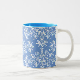 Vintage Daisy Damask Etwas Weiß auf blauer Tasse