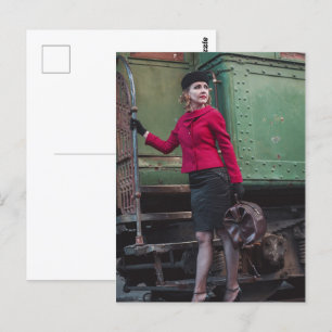 Vintage-Dame im Bahnhof Postkarte