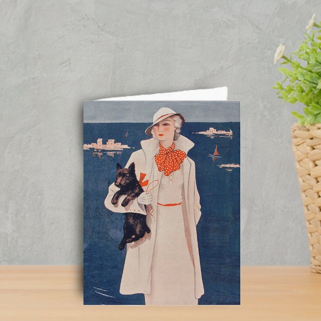 Vintage Dame im Weiß und Hund durch Karte (Elegant woman white suit with black Scotty dog by ocean with boats on note card.)