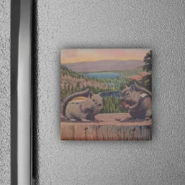 Vintage Eichhörnchen Bergszene Magnet (Two cute chipmunks in forest on tree stump on magnet.)