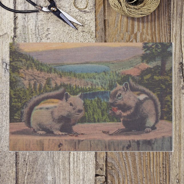 Vintage Eichhörnchen Bergszene Seidenpapier (Two chipmunks sitting on tree stump against mountain setting on wrapping tissue paper.)