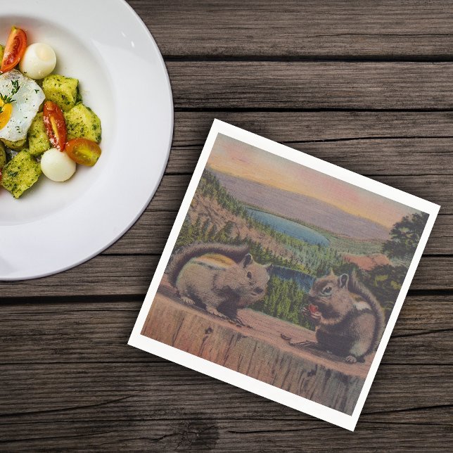Vintage Eichhörnchen Bergszene Serviette (Two little chipmunks on tree stump in woods by lake on napkins.)