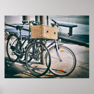Vintage-Fahrräder auf der Straße geparkt Poster