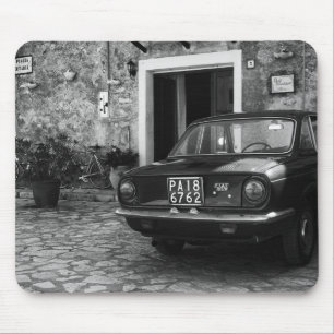 Vintage-FIAT-Auto in Italien in Monochrom Mousepad