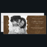 Vintage Filzschokolade Braun Weihnachtsfest Foto Feiertagskarte<br><div class="desc">Diese Vintage, strukturierte, schokoladenbraune und cremefarbene Fotokarte eignet sich hervorragend, um Ihre Weihnachtsnoten mit Eleganz und Flair zu verschicken. Sie zeigt in verzierter Wirbler Goldschrift "Gerne Weihnachten & ein glückliches Neues Jahr mit Liebe von [Ihrem Familiennamen]". Standardmäßig auf das dicke, von Zazzle angebotene Filzpapier gedruckt und verleiht Ihrem Weihnachtsgrüße ein...</div>