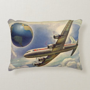 Vintage-Flugzeug fliegt um die Welt in Wolken Dekokissen