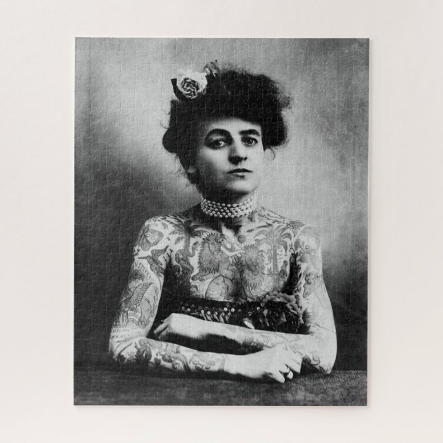 Vintage Fotografie einer tätowierten Dame (Vertikal)