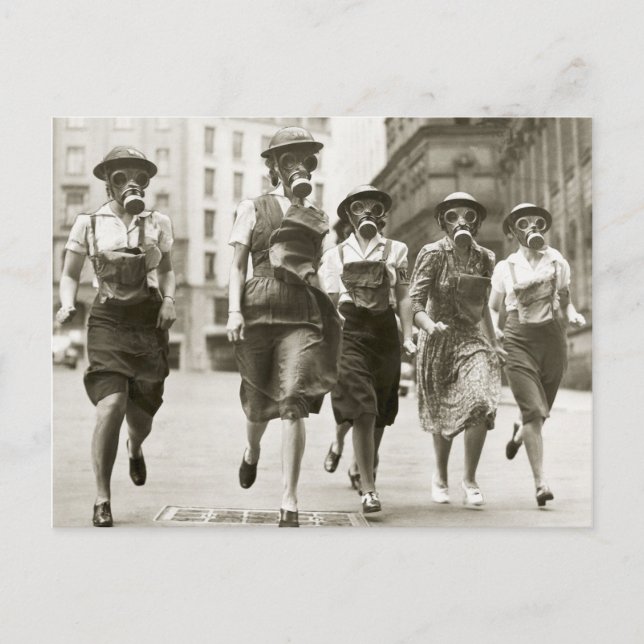 Vintage Frauen in Gasmassen - Zweiter Weltkrieg Postkarte (Vorderseite)