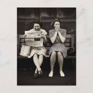 Vintage Freunde lachen zusammen Postkarte