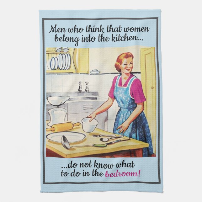 Vintage Funny Feminist Women in Kitchen Geschirrtuch (Vertikal)
