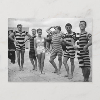 Vintage goofy men Männer im baden Anzüge mit Frau Postkarte