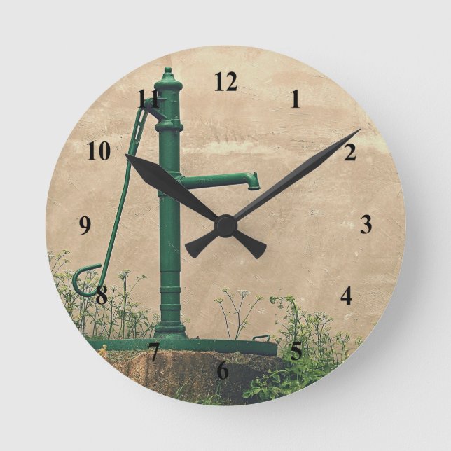 Vintage Green Water Pump Photo Runde Wanduhr (Vorderseite)