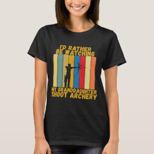 Vintage Großeltern schauen lieber der Enkelin beim T-Shirt