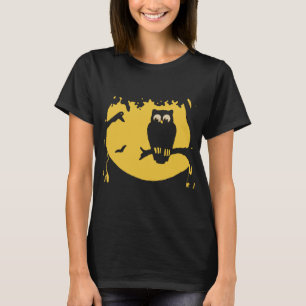 Vintage Halloween, gruseliger Uhu im Baum mit Mond T-Shirt