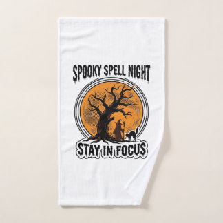Vintage-Halloween-Hexenbaum und Grafik einer schwa Handtuch