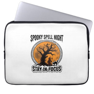 Vintage-Halloween-Hexenbaum und Grafik einer schwa Laptopschutzhülle