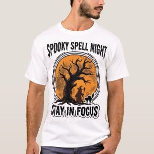 Vintage Halloween-Hexenbaum und Grafik einer schwa T-Shirt