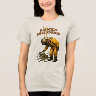 Vintage-Helmtaucher streichelt einen großen Oktopu Tri-Blend Shirt
