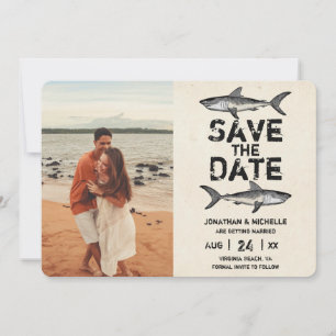 Vintage-Hochzeitsfoto vom Strand mit Haien Save The Date