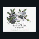 Vintage Holly-, Silver Bell- und Winterlandschaft Postkarte<br><div class="desc">Wunderschön restaurierte Vintage Ferienbild mit grünen und roten heiligen Blätter und Beeren, weißer Schriftrolle und rustikaler Winterlandschaft mit bearbeitbaren Textfeldern für Ihren Namen und Ihre persönliche Nachricht und dekorativen roten Trenner. Zurück zeigt nostalgisch-opak ergänzende heilige und rustikale Winterszene mit bearbeitbaren Textfeldern für Ihren Namen, Ihre Adresse und Ihre persönliche Nachricht....</div>