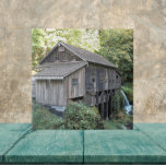 Vintage Holzwolzmühle Fliese<br><div class="desc">Für Geschichte und nostalgische Sammler! Keramik Kachel, die das Foto einer Vintagen, hölzernen Mühle zeigt, die heute eine historische Sehenswürdigkeit ist. Perfekt für den Einsatz als Küchentrivit! Kredit: Cedar Creek Grist Mill - Woodland, Washington.</div>