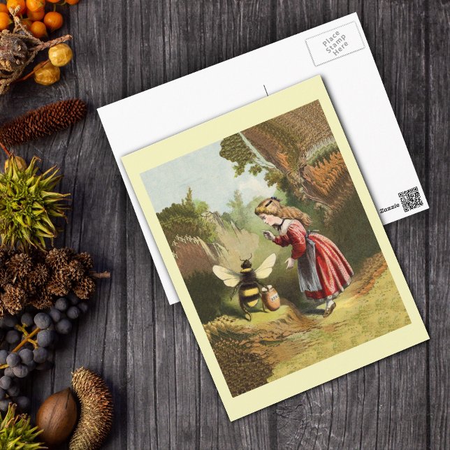 Vintage Honigbiene mit Girl-Postkarte Postkarte (Victorian girl in woods with big bee and pot of honey on yellow postcard.)