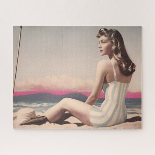 Vintage hübsche Frau sitzt im Sand am Strand