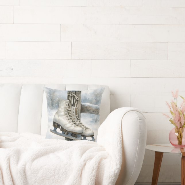 Vintage Ice Skates On Fence Post Kissen (Liege)