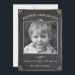 Vintage Imitats Chalkboard Happy Holidays Foto Feiertagskarte<br><div class="desc">Senden Sie Ihre Urlaubswünsche mit dieser individuell gestaltbaren Urlaubskarte an Freunde und Familie. Diese Foto-Urlaubskarte weist ein Imitat-Chalkboard-Muster auf. Personalisieren Sie diese,  indem Sie Ihre Daten hinzufügen. Diese individuelle Urlaubskarte ist auch in anderen Farben und mit einem Kartenmaterial erhältlich. Matching-Elemente sind verfügbar.</div>