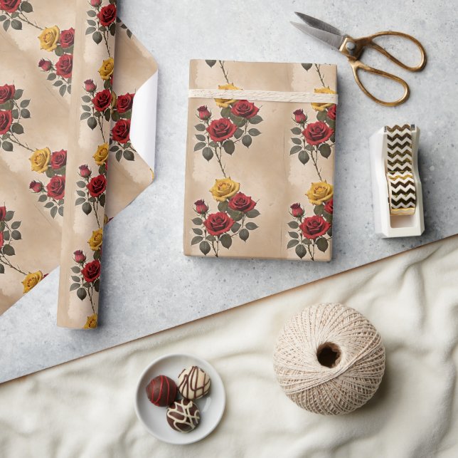 Vintage Inspired Red And Yellow Roses Geschenkpapier (Kunsthandwerk)