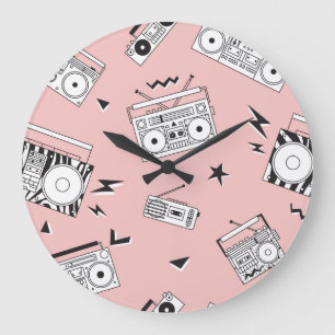 Vintage Kassettenabspielgeräte: Retromuster. Große Wanduhr
