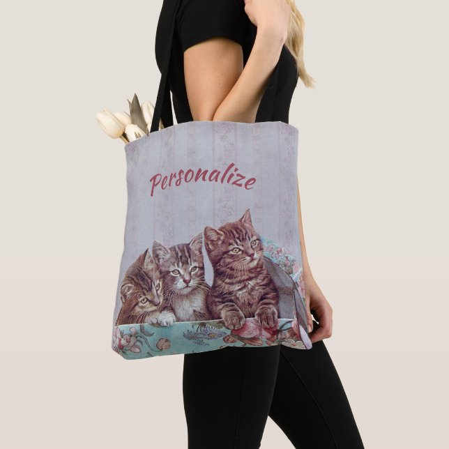 Vintage Kätzchen in einem Hutkasten personalisiere Tasche (Von Nahem)