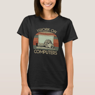 Vintage-Katze auf der Tastatur. Ich arbeite an Com T-Shirt