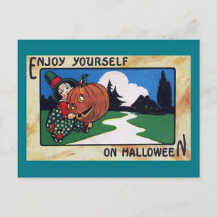 Vintage-Kind trägt Halloween-Kürbislaterne Postkarte