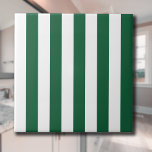 Vintage, klassische Flasche, grün und weiß Streife Fliese<br><div class="desc">Das Muster der Bottle Green & White Streifen ist ein Muster aus der Vergangenheit, das sich durch parallele Flasche Grün & Weiß Streifen verschiedener Breiten, die sich durch das Muster hindurch wiederholen, auszeichnet. Dieses Muster bezieht sich auf den klassischen Stil und zeichnet sich durch Feinheit und Eleganz aus. Flasche Grün...</div>