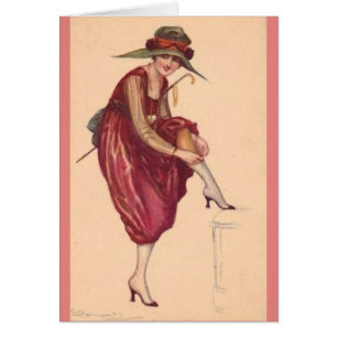 Vintage Lady, die ihre Strümpfe anpasst,