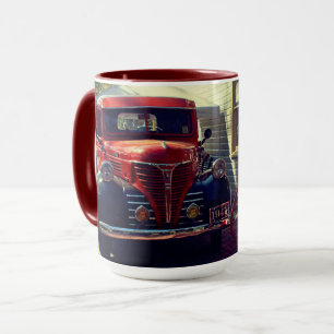 Vintage Lastwagen an rustikaler Tankstelle Tasse