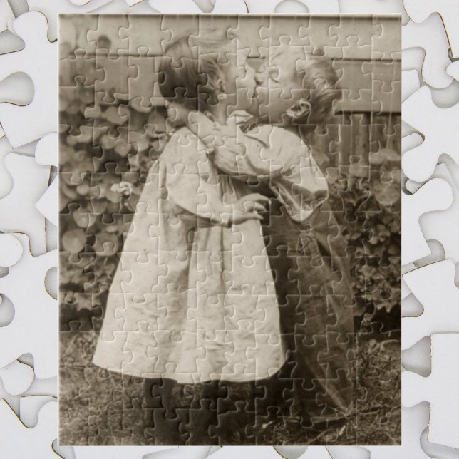 Vintage Liebe Foto Kinder Küssen im Garten (Von Creator hochgeladen)